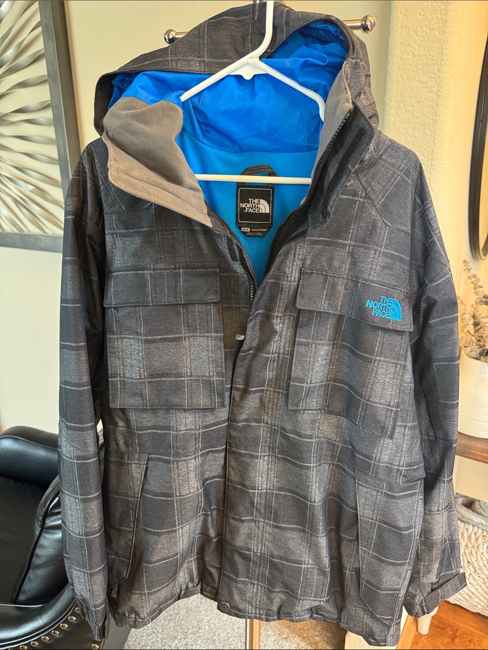 The North Face Men’s M Gray Plaid Snowboard/Ski Jacket with Bright Blue Lining